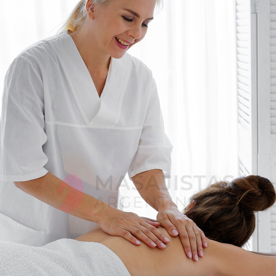 Ana Masoterapeuta atendiendo en Microcentro